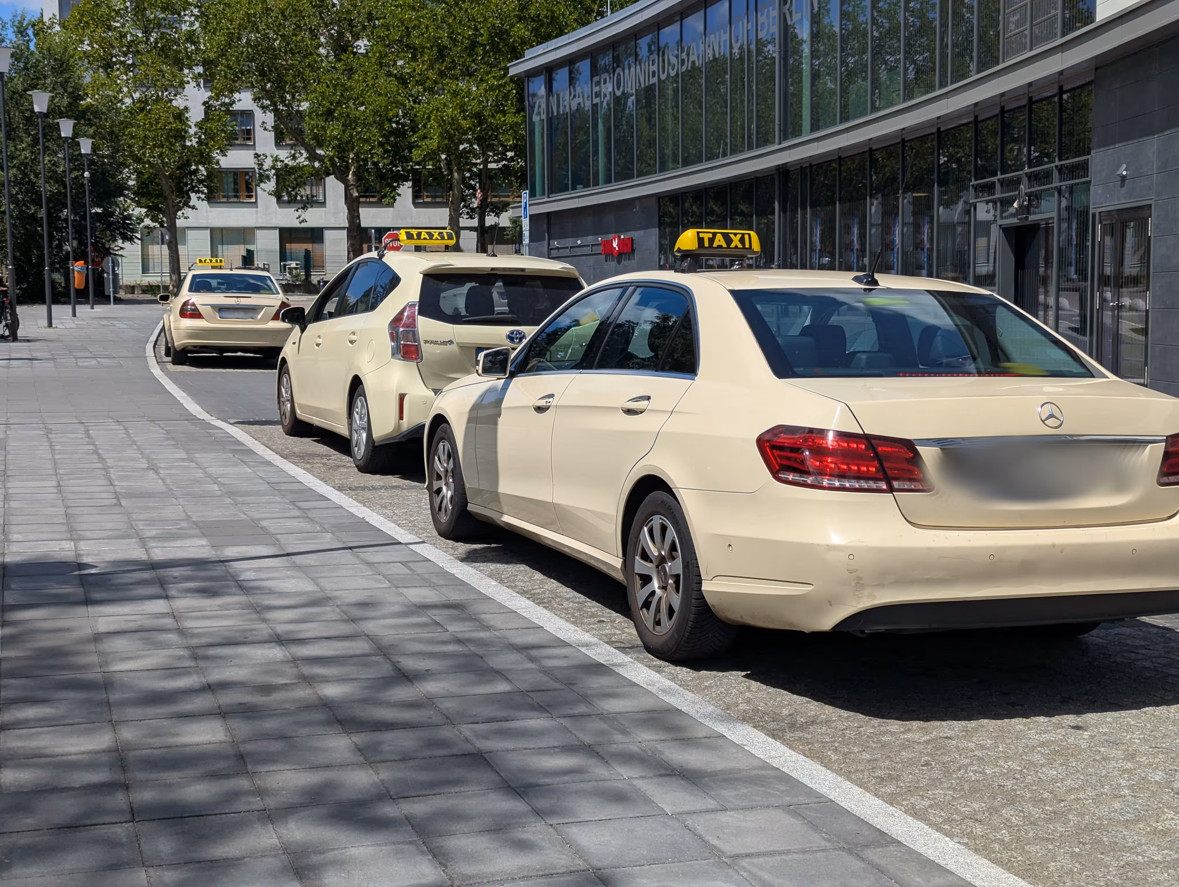 Wartende Taxis vor der Wartehalle